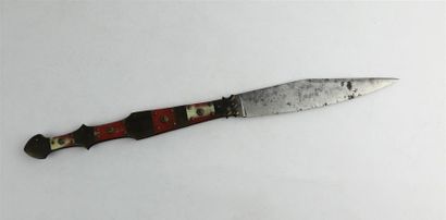 null Important couteau de type Navaja en corne teintée, laiton et fer forgé, la lame...