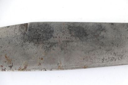null Important couteau de type Navaja en corne teintée, laiton et fer forgé, la lame...