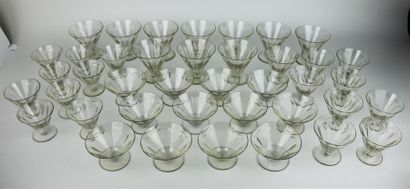 null Partie de service en cristal comprenant: 

dix verres à eau H_9 cm, neuf verres...