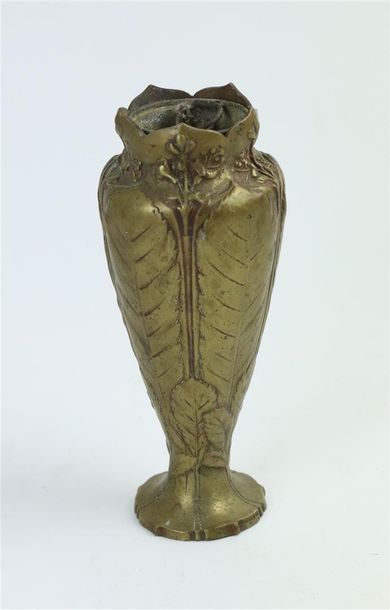 null Edmond Furay RAMBAUD (1861-?).

Vase en bronze à décor naturaliste.

H_18 cm...