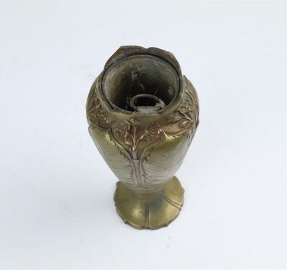null Edmond Furay RAMBAUD (1861-?).

Vase en bronze à décor naturaliste.

H_18 cm...