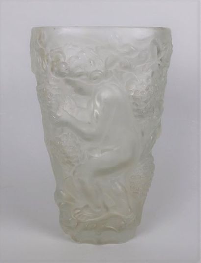 null GROS, vers 1925.

Vase en verre moulé figurant Bacchus.

Signé à la base.

H_29,5...