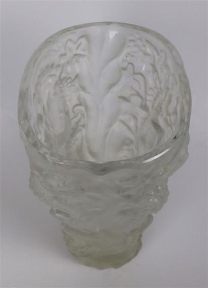 null GROS, vers 1925.

Vase en verre moulé figurant Bacchus.

Signé à la base.

H_29,5...