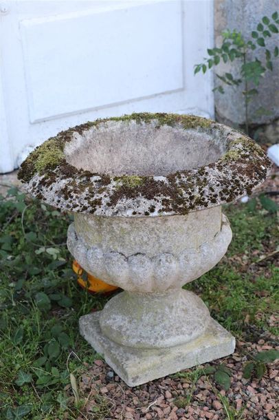 null Vase à godrons sur piédouche en pierre reconstituée.

H_49 cm L_66 cm.