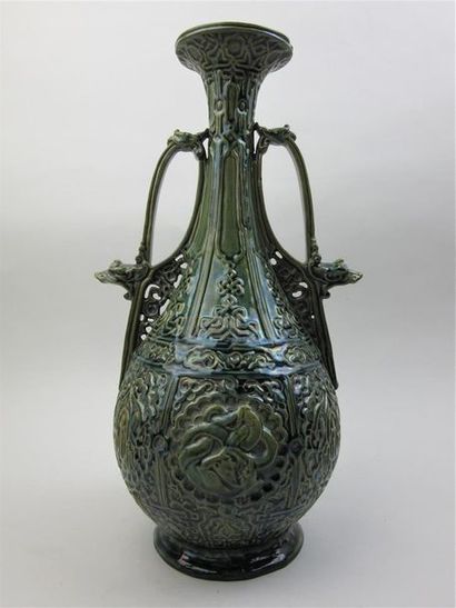 null Théodore DECK, dans le genre de.

Vase à deux anses en céramique émaillée vert...