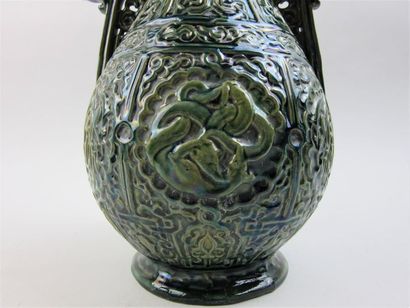 null Théodore DECK, dans le genre de.

Vase à deux anses en céramique émaillée vert...