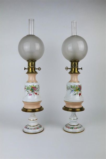 null Paire de lampes à pétrôle en opaline à décor floral.

XIXème siècle.

H(totale)_...