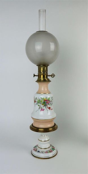 null Paire de lampes à pétrôle en opaline à décor floral.

XIXème siècle.

H(totale)_...