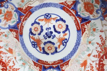 null JAPON, XIXème siècle.

Plat en porcelaine à décor Imari.

D_45 cm.