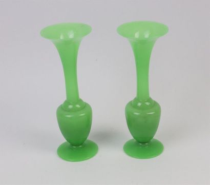 null Paire de vases à haut col en opaline verte.

XIXème siècle.

H_20,2 cm