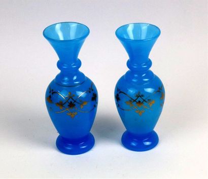 null Paire de vases en opaline bleu à décor or sur fond bleu.

XIXème siècle.

H_14,5...