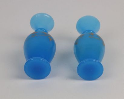 null Paire de vases en opaline bleu à décor or sur fond bleu.

XIXème siècle.

H_14,5...