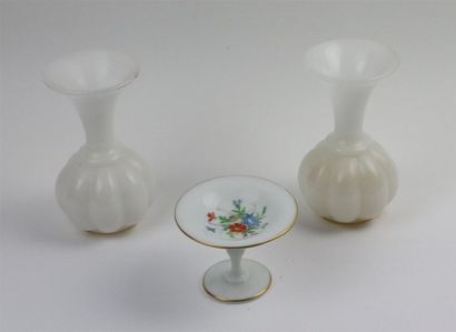 null Paire de vases de forme citrouille surmontés d'un col, en opaline blanche.

XIXème...