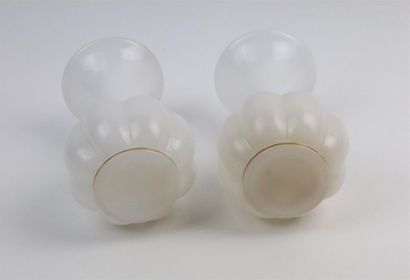 null Paire de vases de forme citrouille surmontés d'un col, en opaline blanche.

XIXème...