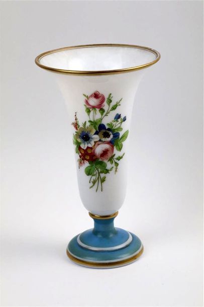 null Vase de forme cornet sur piédouche en opaline blanche et bleu à décor floral...