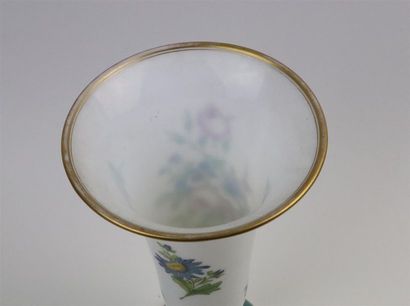 null Vase de forme cornet sur piédouche en opaline blanche et bleu à décor floral...