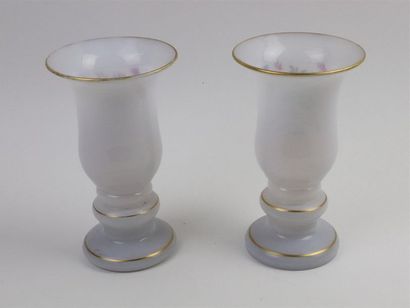 null Paire de vases en opaline blanche à décor de fleurs polychromes et or.

XIXème...
