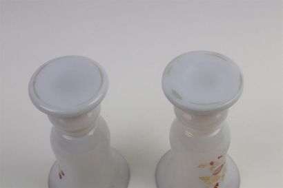 null Paire de vases en opaline blanche à décor de fleurs polychromes et or.

XIXème...