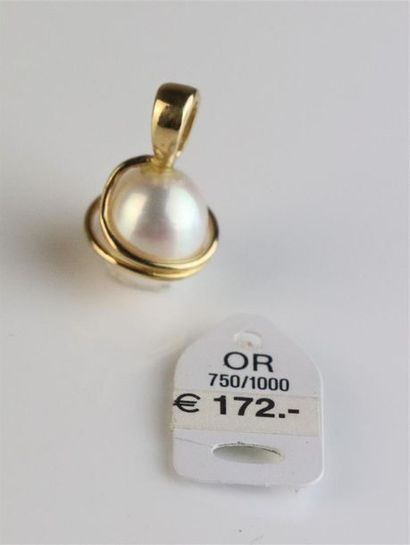 null Pendentif en or jaune orné d'une perle de culture.

Longueur totale 1,6 cm,...