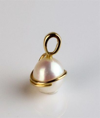 null Pendentif en or jaune orné d'une perle de culture.

Longueur totale 1,6 cm,...