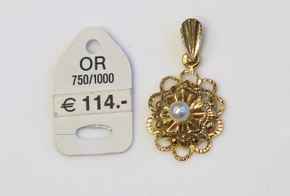 null Pendentif en or jaune orné de perle. 

Longueur totale 1,8 cm, poids brut 0,49...
