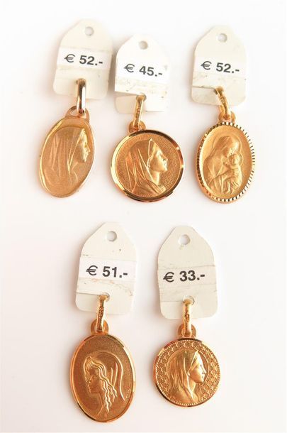 null Ensemble de cinq médailles en plaqué or.

Poids brut 6,41 grammes.