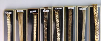 null Ensemble de quatorze bracelets de montre femme en plaqué or.