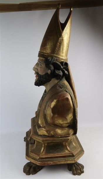 null Important buste d'évêque en bois sculpté, doré et polychrome formant reliquaire.

Il...