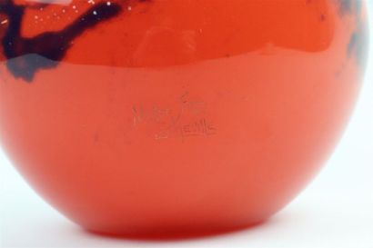 null MULLER FRERES, Lunéville.

Vase boule en verre marmoréen de couleur rouge

Signé...