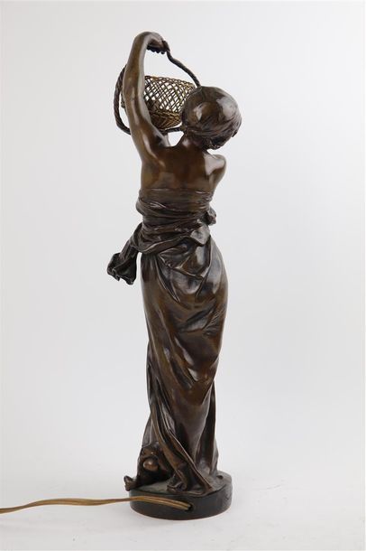 null Louis Ernest BARRIAS (1841-1905).

Femme tenant un panier, formant lampe de...