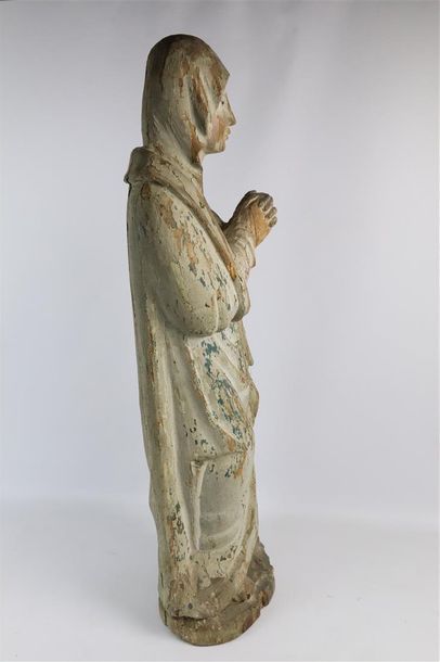 null Vierge en bois sculpté, représentée les mains jointes.

Polychromie ancienne...