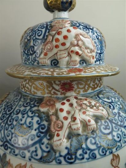 null JAPON

Paire de pots couverts en porcelaine à décor en relief de branchages...