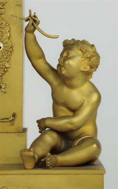 null Pendule en bronze doré figurant un enfant assis soufflant des bulles de savon.

Le...