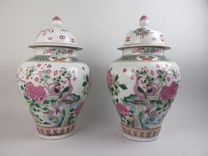 null CHINE

Paire de pots couverts en porcelaine polychrome à décor de faisans, de...