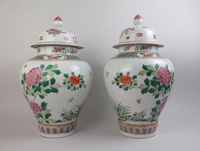 null CHINE

Paire de pots couverts en porcelaine polychrome à décor de faisans, de...