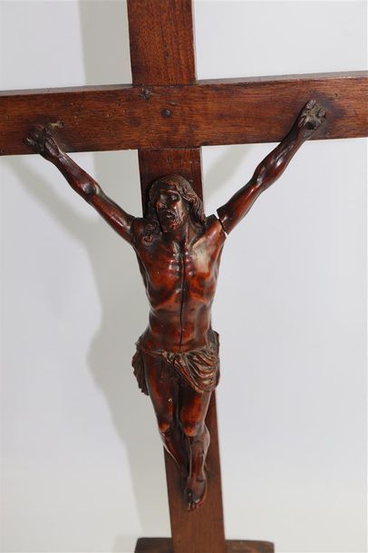 null Christ en buis sculpté sur une croix en bois, reposant sur un socle à gradins...