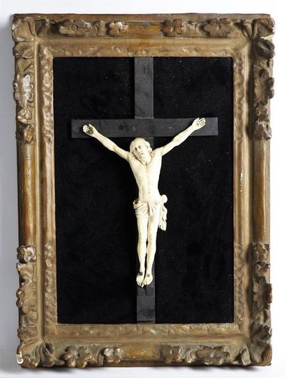 Crucifix en ivoire sculpté sur croix de bois...