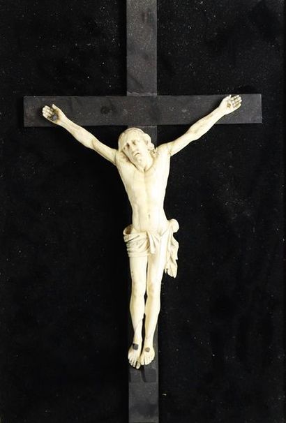 null Crucifix en ivoire sculpté sur croix de bois noirci, dans un cadre en bois peint...