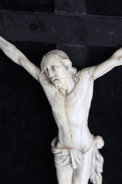 null Crucifix en ivoire sculpté sur croix de bois noirci, dans un cadre en bois peint...