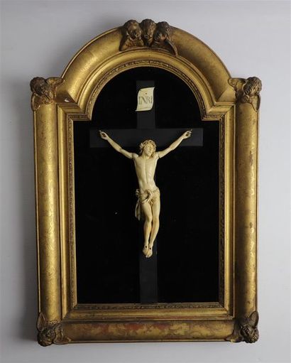 Crucifix avec titulus en ivoire sculpté,...
