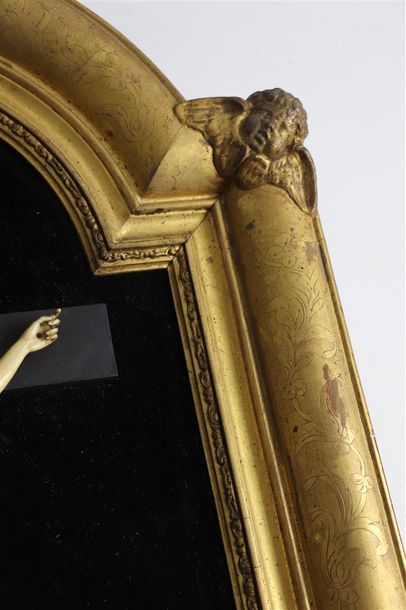 null Crucifix avec titulus en ivoire sculpté, dans un cadre en bois doré à décor...
