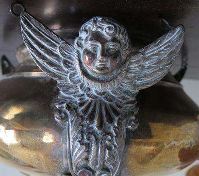 null Lanterne d'église en métal argenté à décor d'angelots.

Début du XIXème siècle.

H_45...