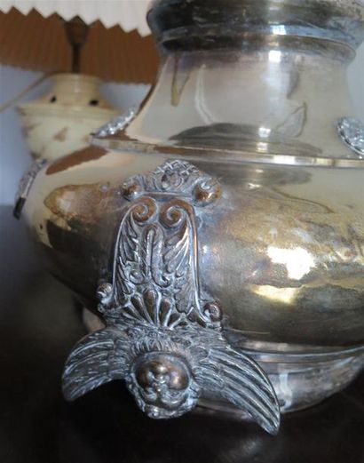 null Lanterne d'église en métal argenté à décor d'angelots.

Début du XIXème siècle.

H_45...