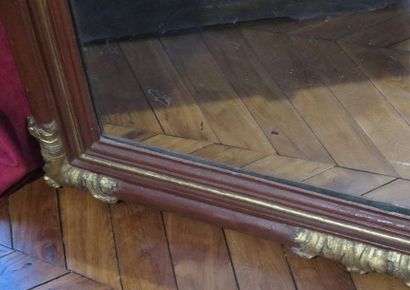 null Important miroir en bois mouluré et sculpté à décor relaqué rouge et or.

XVIIIème...