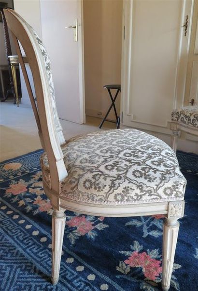 null Suite de quatre chaises en bois mouluré et sculpté relaqué blanc et rechampi...