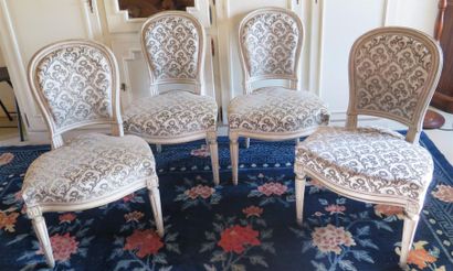 null Suite de quatre chaises en bois mouluré et sculpté relaqué blanc et rechampi...