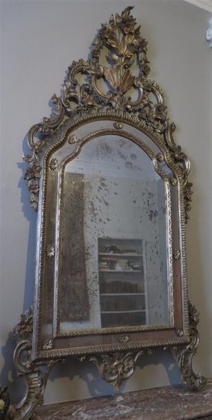 null Important miroir à parecloses en bois sculpté argenté à décor rocaille ajouré...