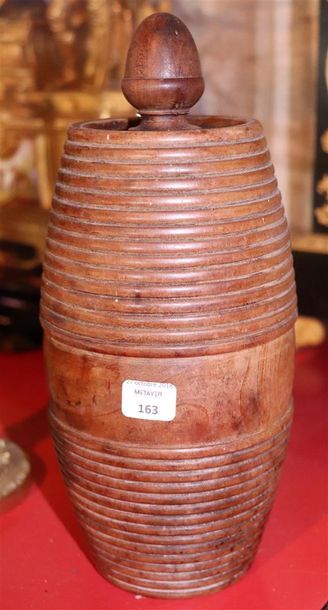 null Pot à tabac couvert en bois tourné.

XIXème siècle.

H_27 cm.
