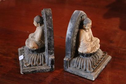 null Paire de sculptures serre-livres en terre cuite patinée figurant un bouddha...