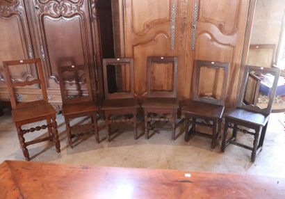 null Ensemble de six chaises lorraines en bois naturel à assise trapézoïdale ou rectangulaire,...